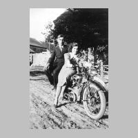 104-0029 Elfriede Kloss mit ihrem ersten Mann, Arthur Essenberger, auf dem Motorrad in Stobingen.jpg